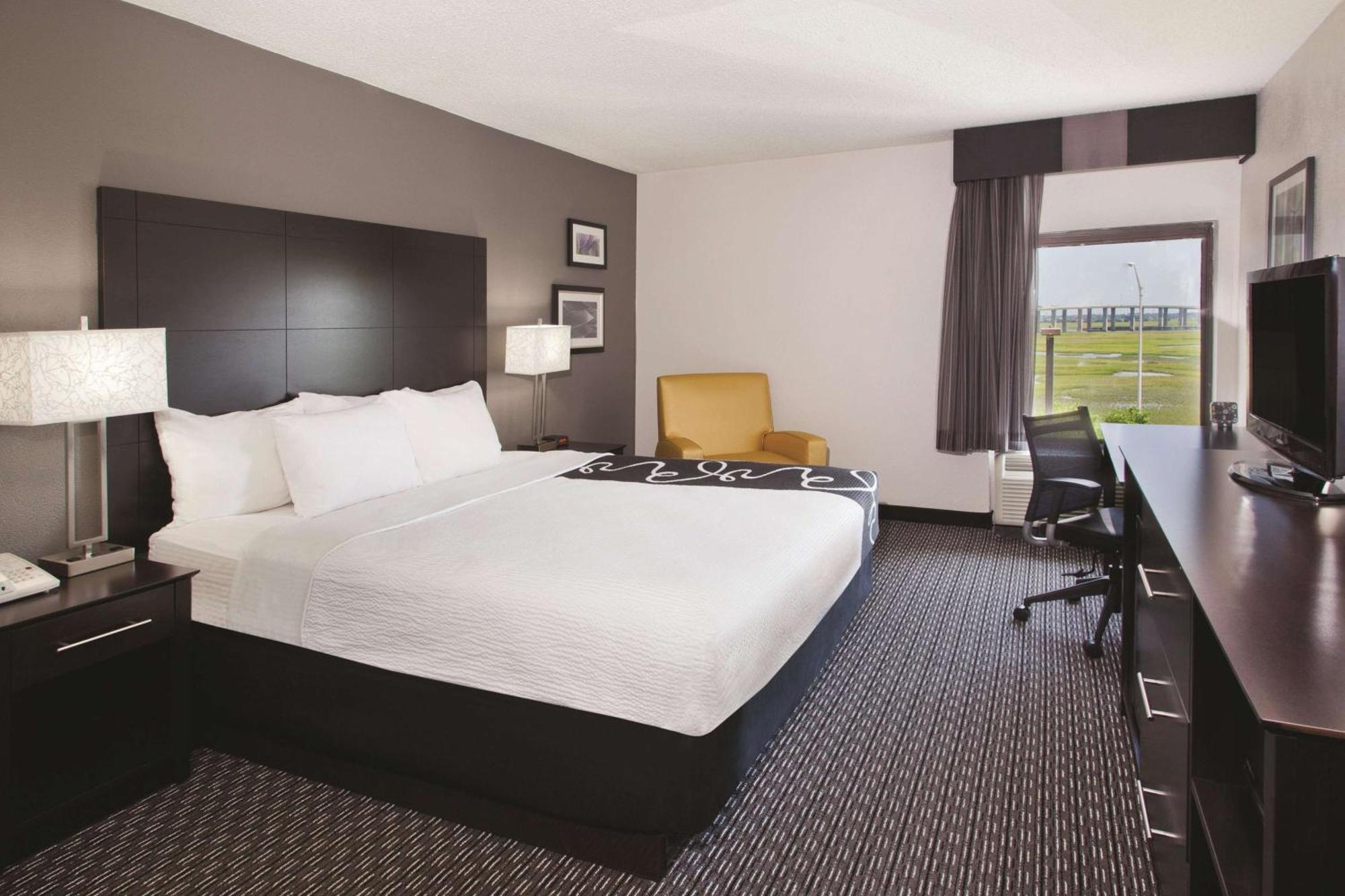 Exterior Queen Room - Pet-Friendly/Non-Smoking