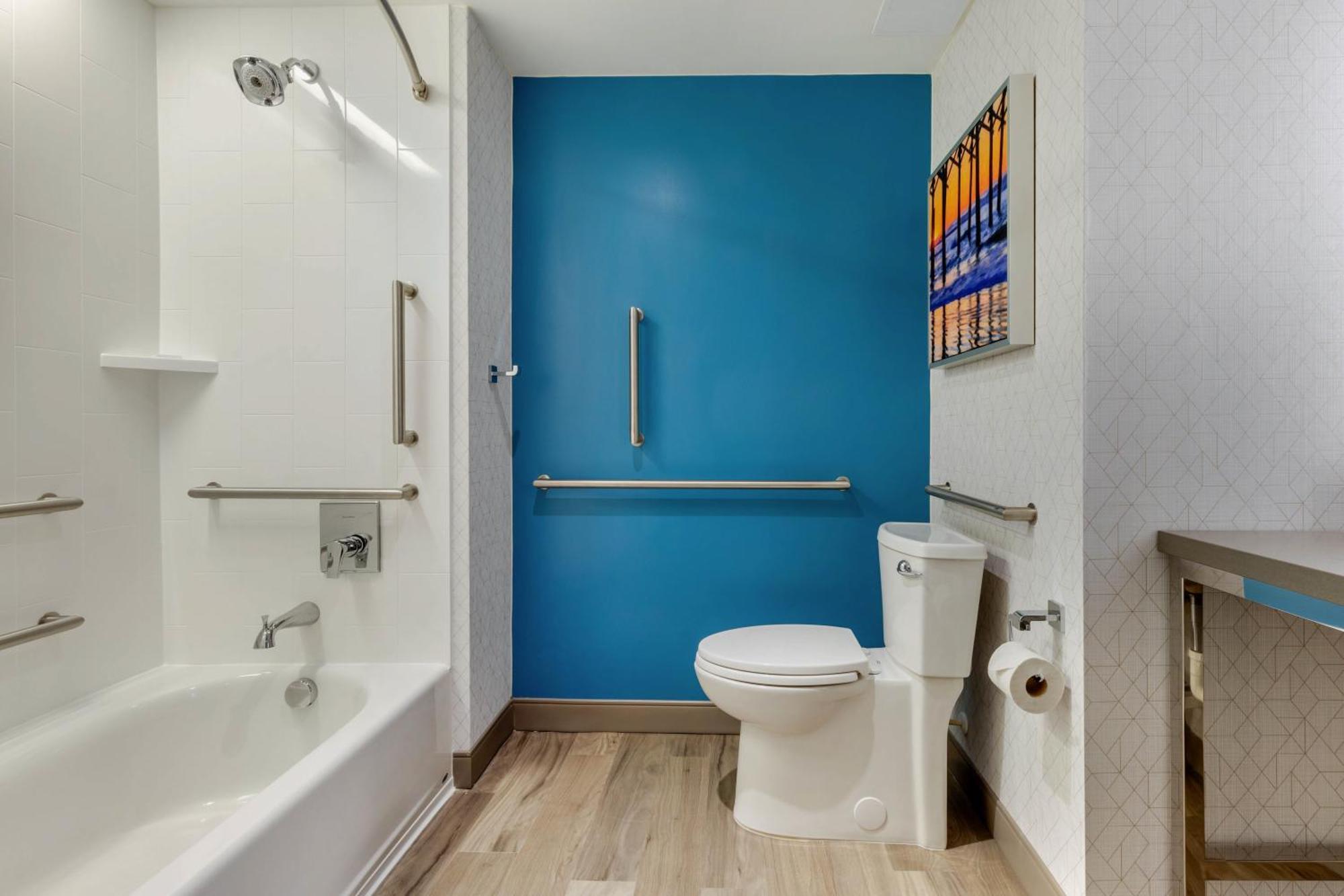King Room Bath Tub Mobility Accessible,1699159158:JPEG