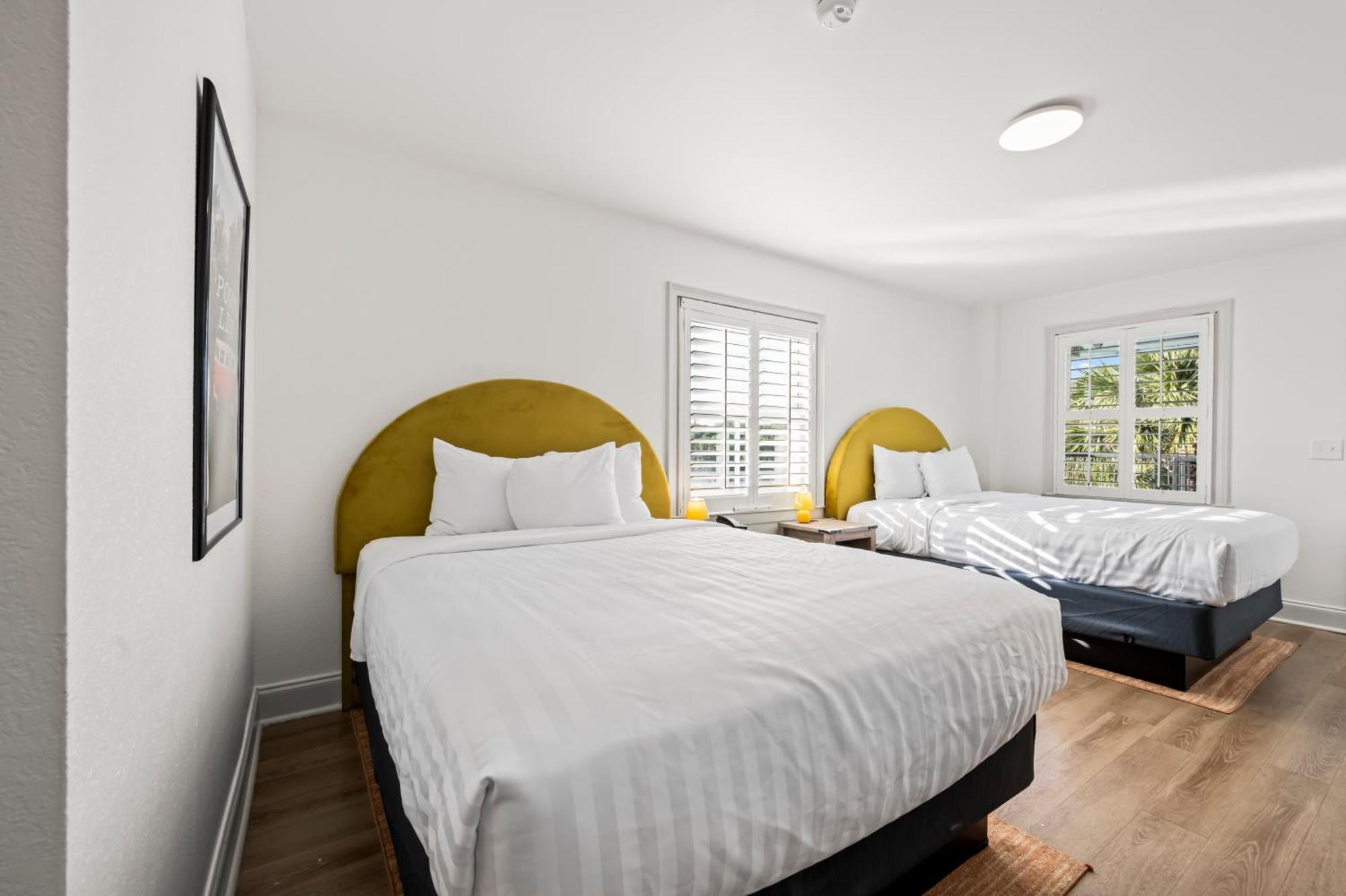 2 Queen Beds - Corner Creek View