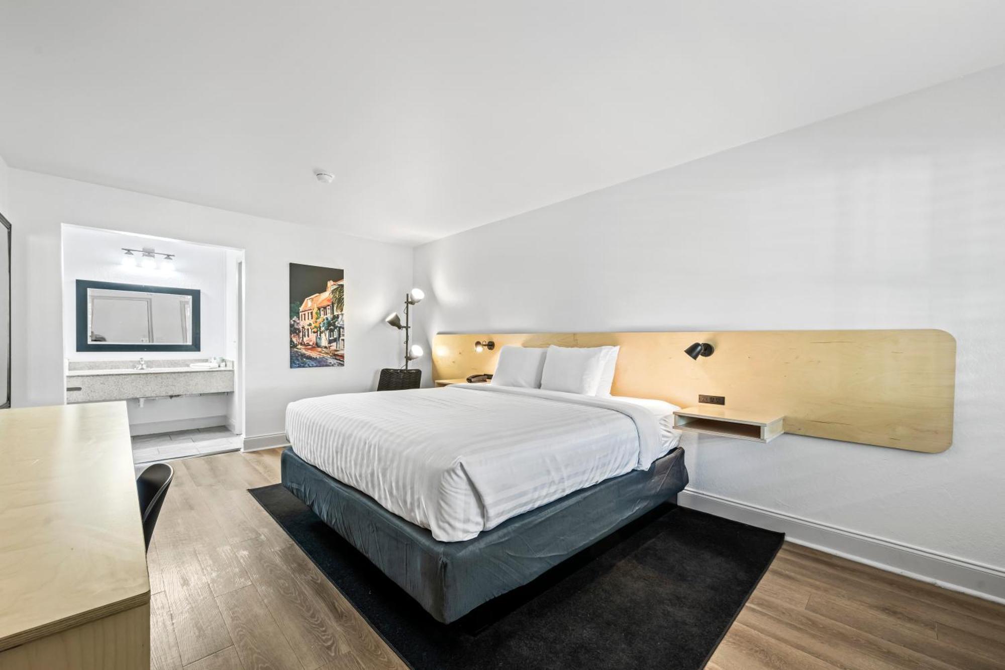 1 King Bed Pet Friendly,1541784880:JPEG